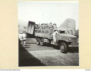 DREGER HARBOUR, NEW GUINEA. 1944-01. WALKING PATIENTS BEING LOADED ABOARD AN AIRCRAFT BY PERSONNEL OF THE 10TH FIELD AMBULANCE AT THE STRIP A.D.S. DREGER HARBOUR (AIRSTRIP ADVANCED DRESSING ..