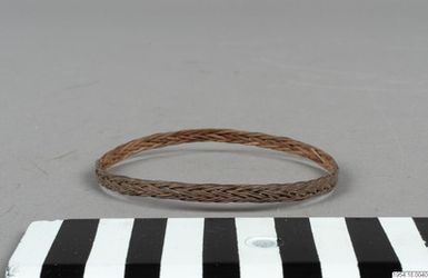 ["armband, bracelet, armlet"]