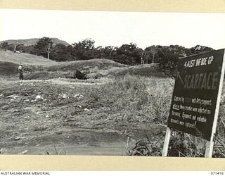 SCAR FACE, FINSCHHAFEN AREA, NEW GUINEA. 1944-03-21. THE BATTLE SIGN MARKING THE CAPTURE OF SCAR FACE BY THE 37/52ND INFANTRY BATTALION, 4TH INFANTRY BRIGADE GROUP SUPPORTED BY ARTILLERY. THE ARROW ..