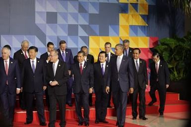 Barack Obama joins Asia Pacific Economic Cooperation Summit leaders for a photo in Manila, Philippines, November 19, 2015