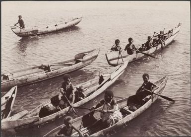 Women in canoes trading with the Southern Cross, Fore Fou, Malaita, Solomon Islands, 1906, 1 / J.W. Beattie