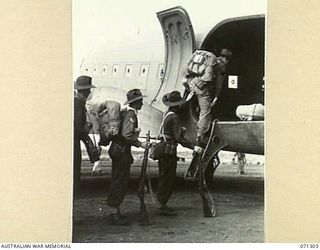 DUMPU, RAMU VALLEY, NEW GUINEA, 1944-03-21. 2/6TH CAVALRY COMMANDO SQUADRON MEMBERS BOARDING A TRANSPORT AIRCRAFT AT DUMPU AIRSTRIP BOUND FOR AUSTRALIA. THEY HAVE BEEN IN THE VALLEY SINCE THE ..