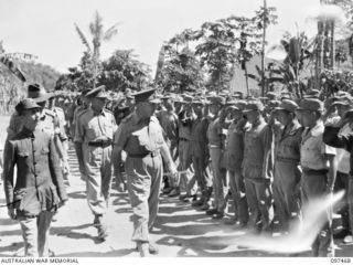 BLANCHE BAY, NEW BRITAIN. 1945-09-28. LIEUTENANT GENERAL J. NORTHCOTT, CHIEF OF GENERAL STAFF, ACCOMPANIED BY MAJOR GENERAL K.W. EATHER, GENERAL OFFICER COMMANDING 11 DIVISION, AND LIEUTENANT ..