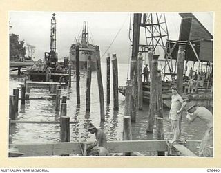 LAE, NEW GUINEA. 1944-10-04. PERSONNEL OF THE 10TH FIELD COMPANY, BUILDING A NEW WHARF AT MILFORD HAVEN