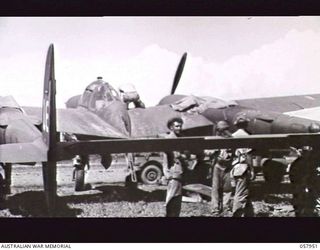 LAE, NEW GUINEA. 1943-10-11. MEMBERS OF THE 376TH UNITED STATES SERVICE SQUADRON, 63RD SERVICE GROUP, REPAIRING A LOCKHEED LIGHTNING AIRCRAFT WHICH HIT A TREE WHILE MAKING A LANDING ON THE AIRSTRIP