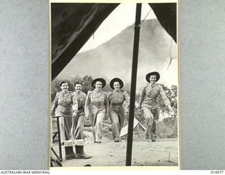 1943-06-10. NEW GUINEA. AT AN AUSTRALIAN GENERAL HOSPITAL IN NEW GUINEA. LEFT TO RIGHT SISTERS E. MCELNEA. M. CONROY, E. BAXTER. M. FRANKLIN, J. PAGE. (NEGATIVE BY N. BROWN)