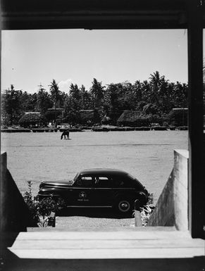 [Black car: "Gold star taxi"]