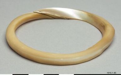 ["armring, armband, smycke, jewellery, bangle, armlet", "armring, armband, smycke, jewellery, bangle, armlet"]