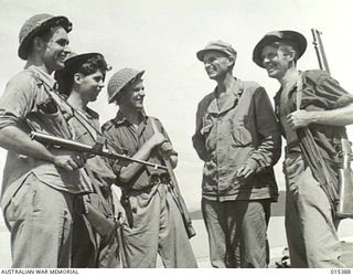 1943-08-03. ALLIED CAPTURE OF MUBO. MAJOR ARCHIBALD ROOSEVELT, OF LONG ISLAND, N.Y. CHATTING TO AUSTRALIANS NEAR NASSAU BAY. LEFT TO RIGHT CPL. RALPH JONES, OF DULWICH, S.A., SIGNALMAN JEFF ..