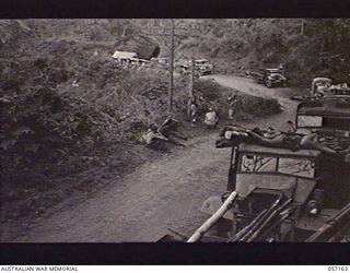 ROUNA, NEW GUINEA. 1943-09-24. MARSHALLING A CONVOY AT ROUNA TRAFFIC CONTROL POST NO. 2