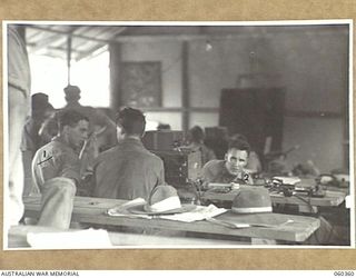 SOGERI, NEW GUINEA. 1943-11-20. A CLASS STUDYING THE USE OF WIRELESS DURING WAR TIME, AT THE SCHOOL OF SIGNALS, NEW GUINEA FORCE