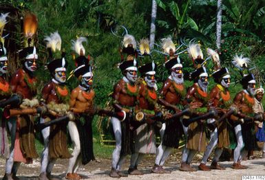 ["uppträdande, ansiktsmålning, huvudbonad, dans, fotografi, photograph"]