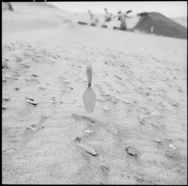 Workers gold digging at Sigatoka, Fiji, 1966 / Michael Terry