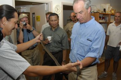 [Assignment: 48-DPA-SOI_K_Guam_6-6-7-07] Pacific Islands Tour: Visit of Secretary Dirk Kempthorne [and aides] to Guam, U.S. Territory [48-DPA-SOI_K_Guam_6-6-7-07__DI12169.JPG]