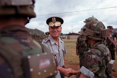 General Hwang Young Si, chief of staff of the South Korean army, visits members of the 25th Infantry (Tropic Lightning) Division