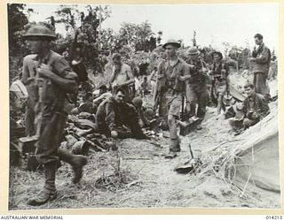 1943-01-25. PAPUA. SANANANDA AREA. SOLDIERS, PROBABLY FROM 2/7TH CAVALRY REGIMENT, AT A SECTION POST IN A FORWARD AREA AT SANANANDA