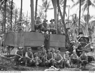 JACQUINOT BAY, NEW BRITAIN. 1944-11-18. PERSONNEL OF NO.2 SECTION, 8TH FIELD BAKERY WITH THEIR TWO LARGE OVENS WHICH ARE TO BE INSTALLED AT THEIR CAMP IN THE PALMALMAL PLANTATION. IDENTIFIED ..