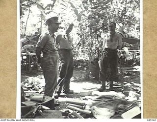 SCARLET BEACH, NEW GUINEA, 1943-10-25. NX8 LIEUTENANT GENERAL SIR LESLIE MORSHEAD, KCB, KBE, CMG, DSO, ED., GENERAL OFFICER COMMANDING 2 AUSTRALIAN CORPS (LEFT) TALKING TO NX30187 SERGEANT R. ..