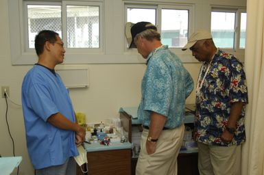 [Assignment: 48-DPA-SOI_K_Kwajalein_6-11-07] Pacific Islands Tour: Visit of Secretary Dirk Kempthorne [and aides] to Kwajalein Atoll, of the Republic of Marshall Islands [48-DPA-SOI_K_Kwajalein_6-11-07__DI14340.JPG]