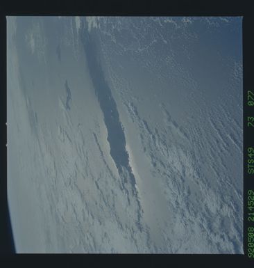 S49-73-077 - STS-049 - Earth observations taken during the STS-49 mission