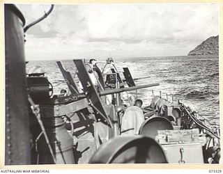 KARKAR ISLAND, NEW GUINEA. 1944-05-18. LOOKING AFT FROM THE BRIDGE OF HMA MORTAR LAUNCH 806 TOWARDS A SECOND MOTOR LAUNCH WITH THE ISLAND AT THE EXTREME RIGHT. THE OERLIKONS IN THE FOREGROUND HAVE ..