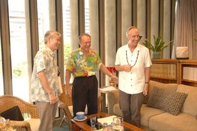 [Assignment: 48-DPA-09-30-08_SOI_K_NPS_Arizona] Visit of Secretary Dirk Kempthorne and aides to the U.S.S. Arizona Memorial, Pearl Harbor, Honolulu, Hawaii, [for tours, discussions with local officials] [48-DPA-09-30-08_SOI_K_NPS_Arizona_DOI_0918.JPG]