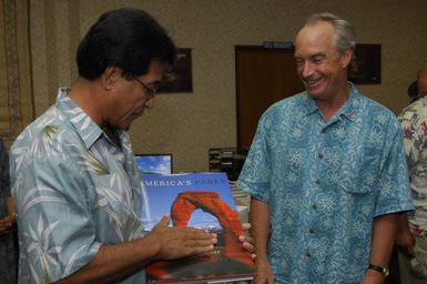 [Assignment: 48-DPA-SOI_K_Pohnpei_6-10-11-07] Pacific Islands Tour: Visit of Secretary Dirk Kempthorne [and aides] to Pohnpei Island, of the Federated States of Micronesia [48-DPA-SOI_K_Pohnpei_6-10-11-07__DI13664.JPG]