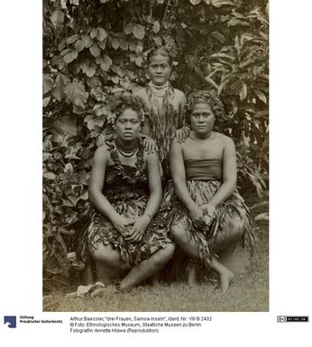 ["\"drei Frauen, Samoa-Inseln\""]