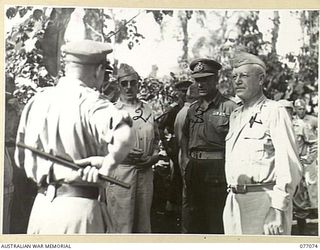BOUGAINVILLE, 1944-11-21. VX24325 BRIGADIER H.H. HAMMER, DSO, COMMANDING 15TH AUSTRALIAN INFANTRY BRIGADE (1), MAJOR-GENERAL ARNOLD, COMMANDING GENERAL, AMERICAL DIVISION UNITED STATES ARMY (2); ..