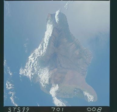 STS099-701-008 - STS-099 - Earth observations of the Hawaiian Islands taken from OV-105 during STS-99