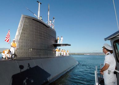 US Navy (USN) Commander (CDR) Thomas Stanley (right), Commanding Officer (CO), Fast Attack Submarine USS LOS ANGELES (SSN 688), observes the Japanese submarine Defense Ship JDS OYASHIO (SS 590), lead submarine of the OYASHIO class, as it prepares to moor at Pearl Harbor. The OYASHIO will be conducting exercises and training with the US Navy in the Pearl Harbor region
