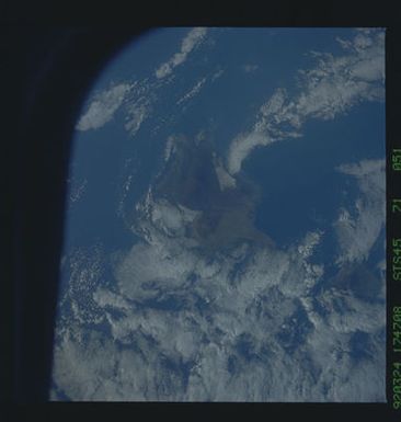 S45-71-051 - STS-045 - STS-45 earth observations