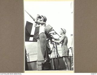 PORT MORESBY, PAPUA. 1942-09. GUNNERS ON THIS OERLIKON 20MM ANTI-AIRCRAFT POST ON BOARD H.M.A.S. BENDIGO ARE READY TO DEAL WITH ENEMY AIRCRAFT SHOULD THEY PUT IN AN APPEARANCE