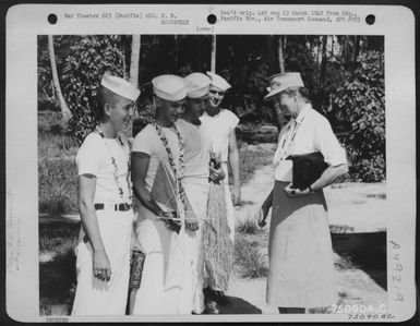 During Her Tour Of The Pacific Area Mrs. F. D. Roosevelt Chats With Daniel J. Spaulding, Washington, D.C.; Robert A. O'Neill, New York City; George R. Vosper, Stuberville, Ohio, And Wm. E. Cadwallader, Pittsburg, Pa. At Bora Bora, Society Islands, 1943. (U.S. Air Force Number 75090AC)