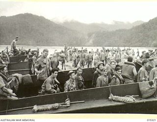 1943-07-29. ALLIED CAPTURE OF MUBO. AMERICAN REINFORCEMENTS FOR THE TROOPS WHO, AFTER HAVING LANDED AT NASSAU BAY, JOINED FORCES WITH THE AUSTRALIANS AND CAPTURED MUBO. THIS PHOTO SHOWS THE ..