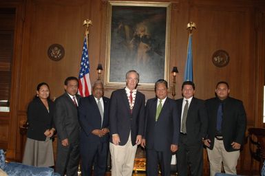 [Assignment: 48-DPA-09-26-07_SOI_K_Pres_Note] Secretary Dirk Kempthorne [and aides meeting at Main Interior] with delegation from Republic of Marshall Islands, led by Marshalls President Kessai Note [48-DPA-09-26-07_SOI_K_Pres_Note_DOI_2175.JPG]