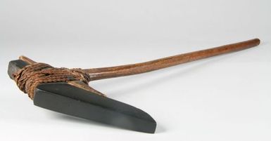 Ko'i (hafted adze)