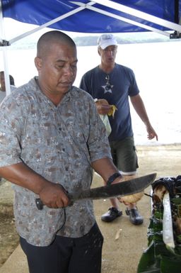 [Assignment: 48-DPA-SOI_K_Pohnpei_6-10-11-07] Pacific Islands Tour: Visit of Secretary Dirk Kempthorne [and aides] to Pohnpei Island, of the Federated States of Micronesia [48-DPA-SOI_K_Pohnpei_6-10-11-07__DI13960.JPG]