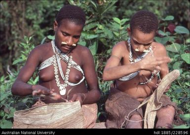 Girls weaving bilums – the ubiquitous string bags of Papua New Guinea