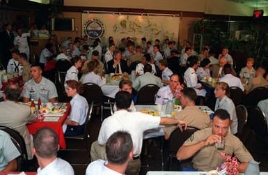 President William Jefferson Clinton has breakfast with enlisted personnel during a tour of area military installations