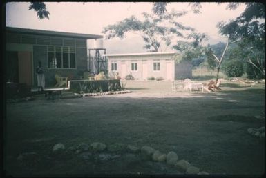 Buildings (5) : Maprik, Papua New Guinea,1959 / Terence and Margaret Spencer