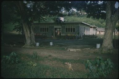 Buildings (4) : Maprik, Papua New Guinea,1959 / Terence and Margaret Spencer