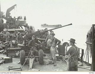 FINSCHHAFEN, NEW GUINEA, 1943-09-22. TROOPS OF THE FINSCHHAFEN FORCE ON BOARD AN LSI. (LANDING SHIP INFANTRY) AT ACTION POSTS. THEY ARE:- NX37586 GUNNER B. JOHNSTON (1); NX43673 BOMBARDIER C.R. ..