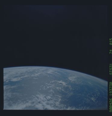 S31-74-015 - STS-031 - STS-31 earth observations