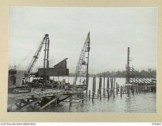 LAE, NEW GUINEA. 1944-10-04. PERSONNEL OF THE 10TH FIELD COMPANY, BUILDING A NEW WHARF AT MILFORD HAVEN