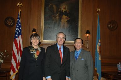 [Assignment: 48-DPA-02-26-08_SOI_K_Lingle] Secretary Dirk Kempthorne [meeting at Main Interior with delegation led by] Hawaii Governor Linda Lingle [48-DPA-02-26-08_SOI_K_Lingle_IOD_1212.JPG]