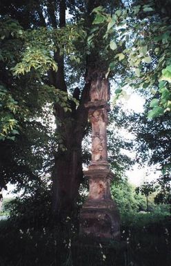 ["Upper Sukolom, the Stone Column with the statue of St. Anny Samoa, third.", "Horní  Sukolom, Kamenný sloup se sochou sv. Anny Samotřetí."]