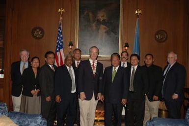 [Assignment: 48-DPA-09-26-07_SOI_K_Pres_Note] Secretary Dirk Kempthorne [and aides meeting at Main Interior] with delegation from Republic of Marshall Islands, led by Marshalls President Kessai Note [48-DPA-09-26-07_SOI_K_Pres_Note_DOI_2180.JPG]