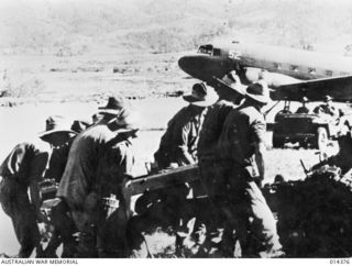 1943-03-03. PAPUA. JAPANESE UNSUCCESSFULLY ATTACK WAU. 25 POUNDERS FLOWN IN ARE UNLOADED AT WAU AERODROME. AT THIS STAGE THE JAPANESE WERE ONLY A SHORT DISTANCE FROM THE AERODROME. THESE GUNS WERE ..