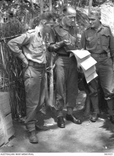 DUMPU, NEW GUINEA. 1944-01-04. AUSTRALIAN AND NEW GUINEA ADMINISTRATION UNIT PERSONNEL ATTACHED TO THE 7TH DIVISION ENGAGED IN THE DISTRIBUTION OF NATIVE LABOUR BETWEEN UNITS. THEY ARE: NG2246 ..